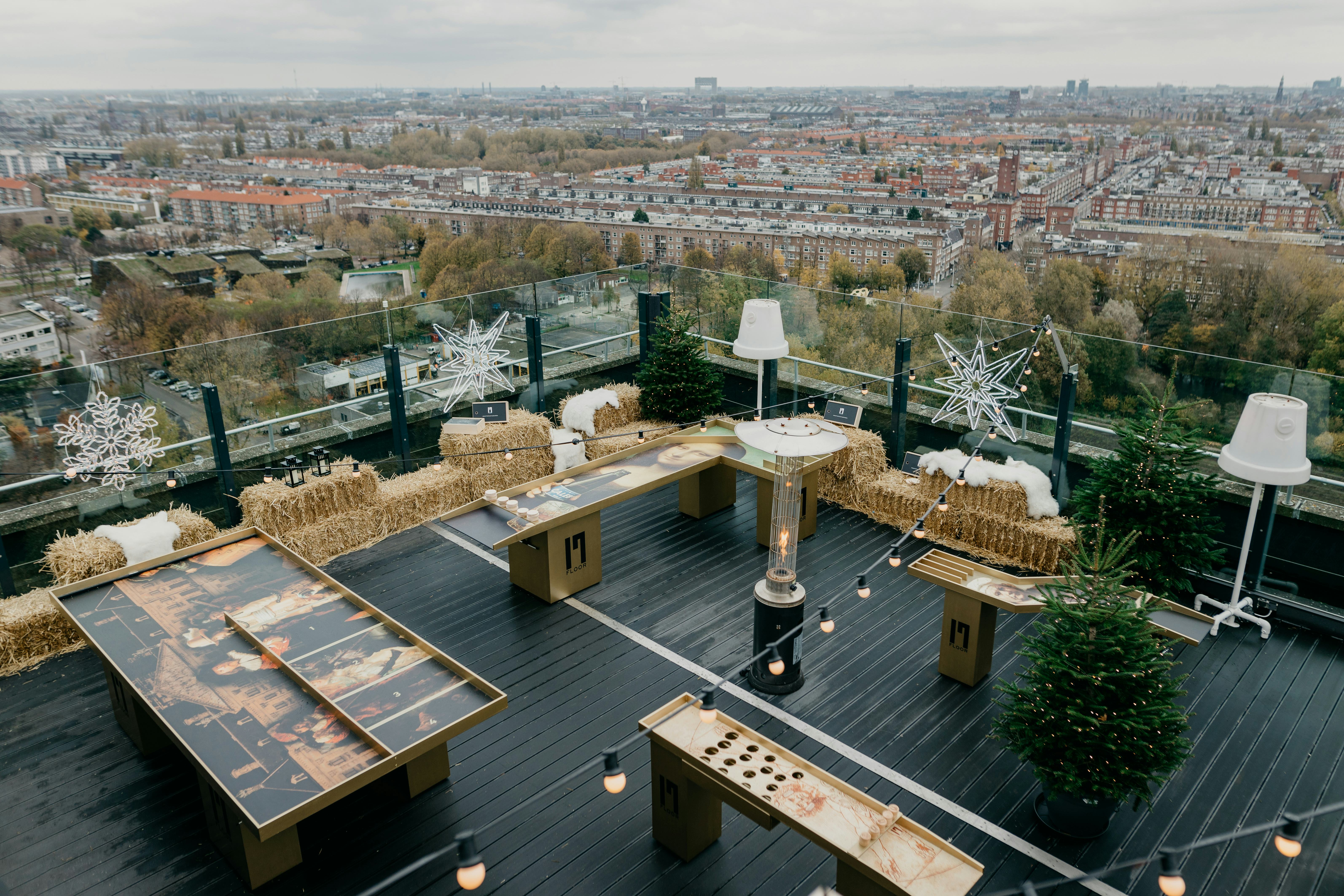 Sjoelen op dak Leonardo Hotel Amsterdam