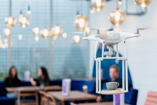 'Smart hotel' Yotel Amsterdam experimenteert met drone obers
