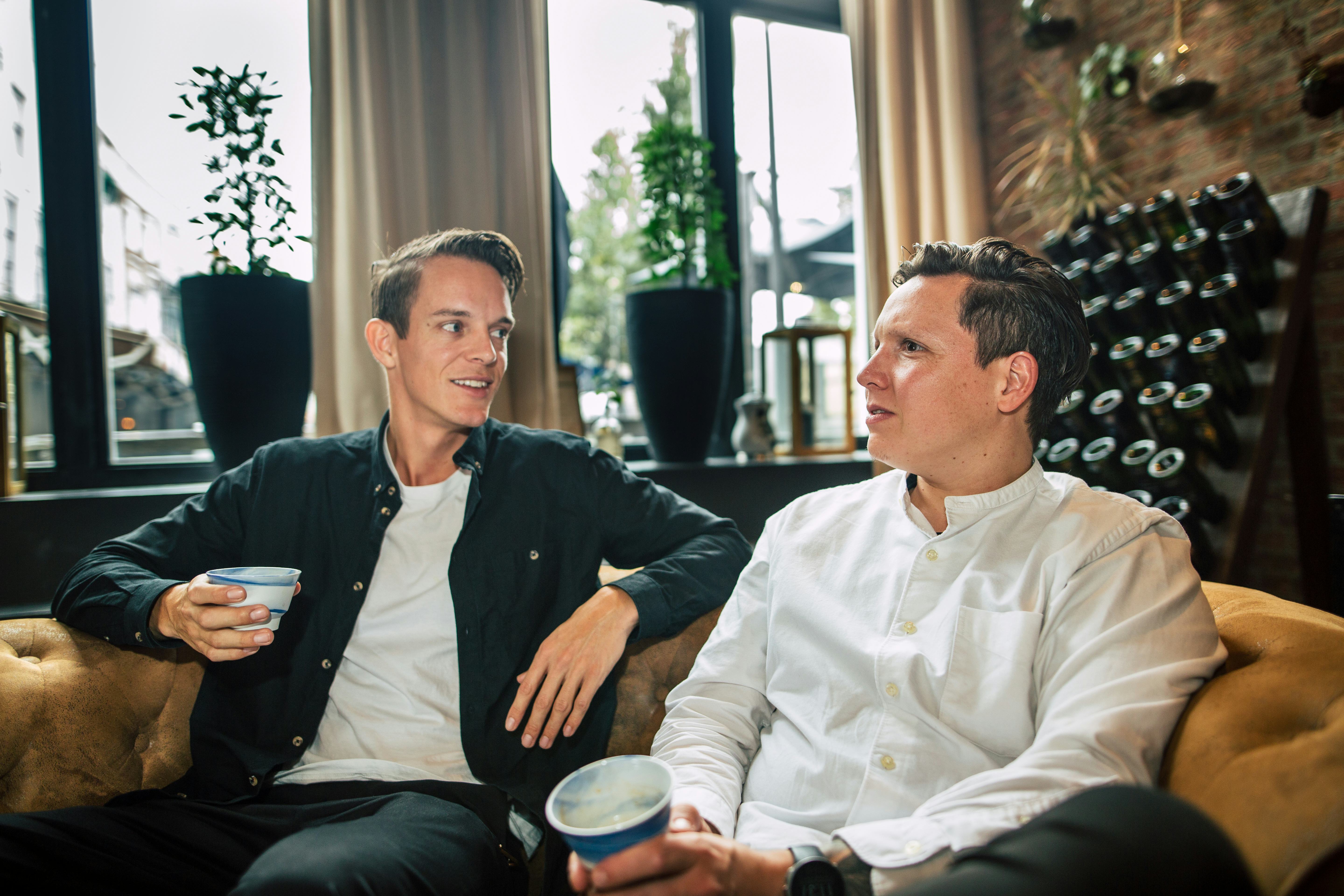 Tweesterrenchef Syrco Bakker en topbarista Rob Clarijs lanceren koffiemerk Oostenwind