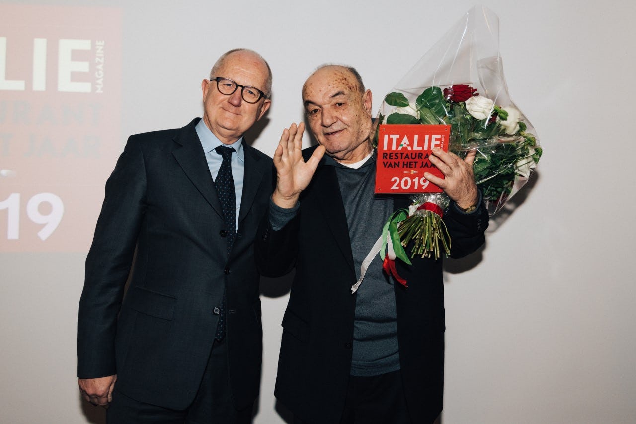 Andrea Perugini (Italiaanse ambassadeur in Nederland) en winnaar Giovanni Silvestrini van Gio’s Cucina Casalinga. Foto: Friso Boven