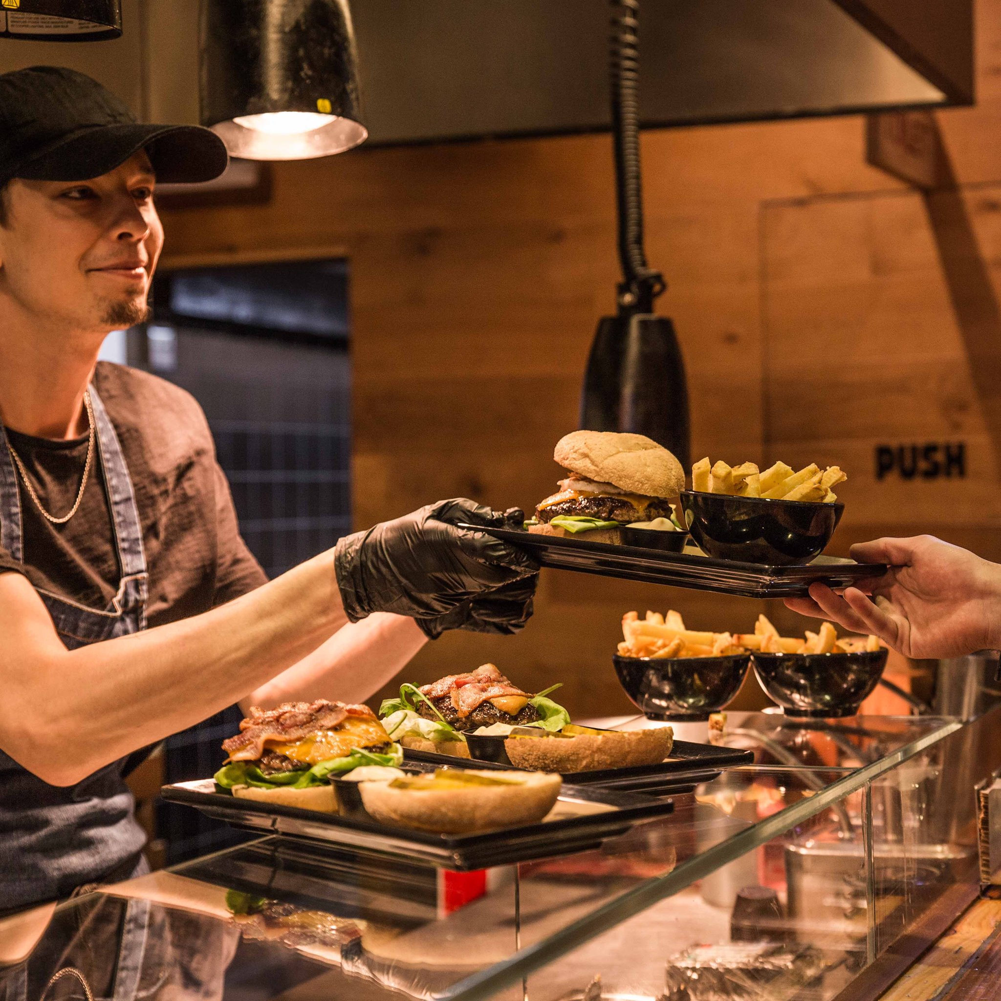 Dak- en thuislozen krijgen kerstdiner van BurgerBar