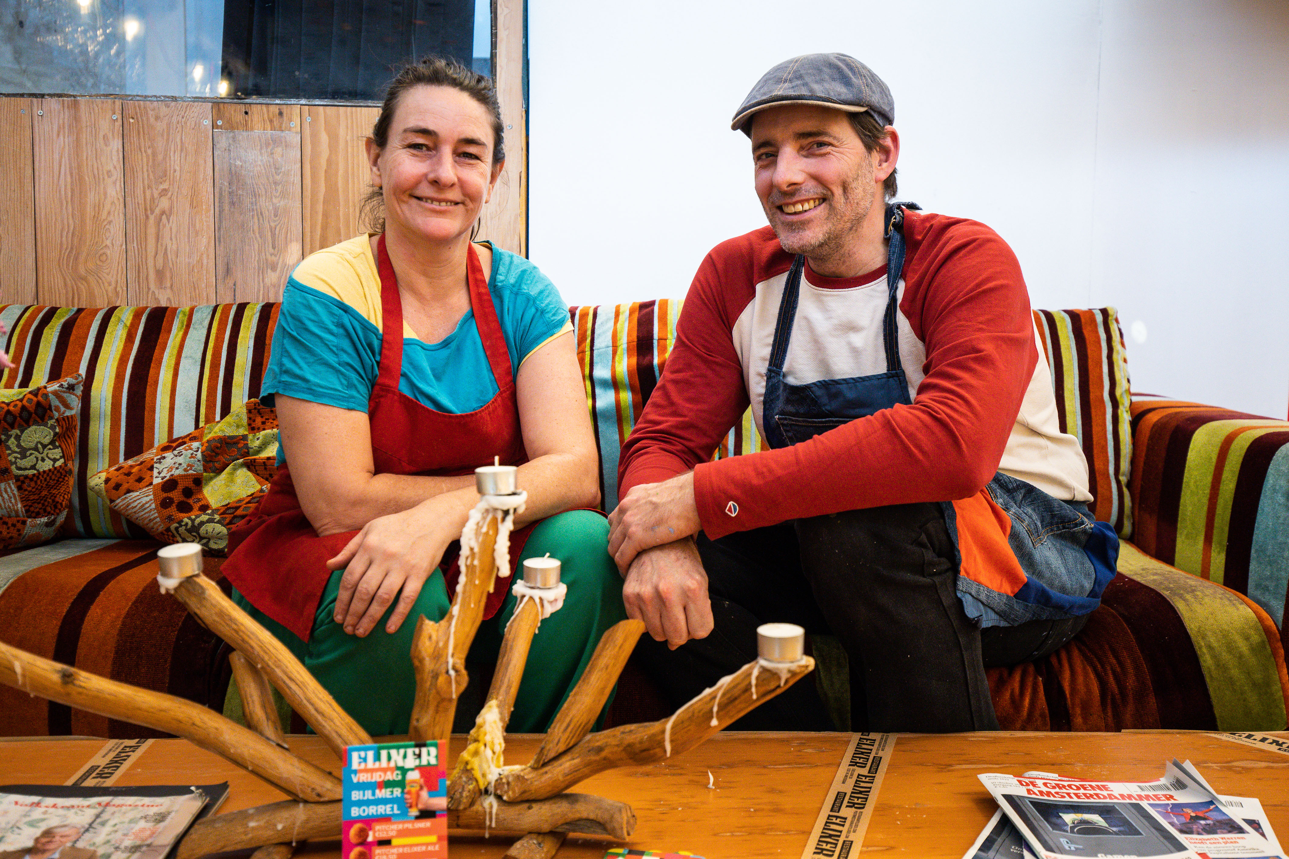 Chefs Valentijn Klap en Eva Evers,  midden op een wijds grasveld tussen de oude- en nieuwe Bijlmer. Foto: Diederik van der Laan / Dutch Photo Agency