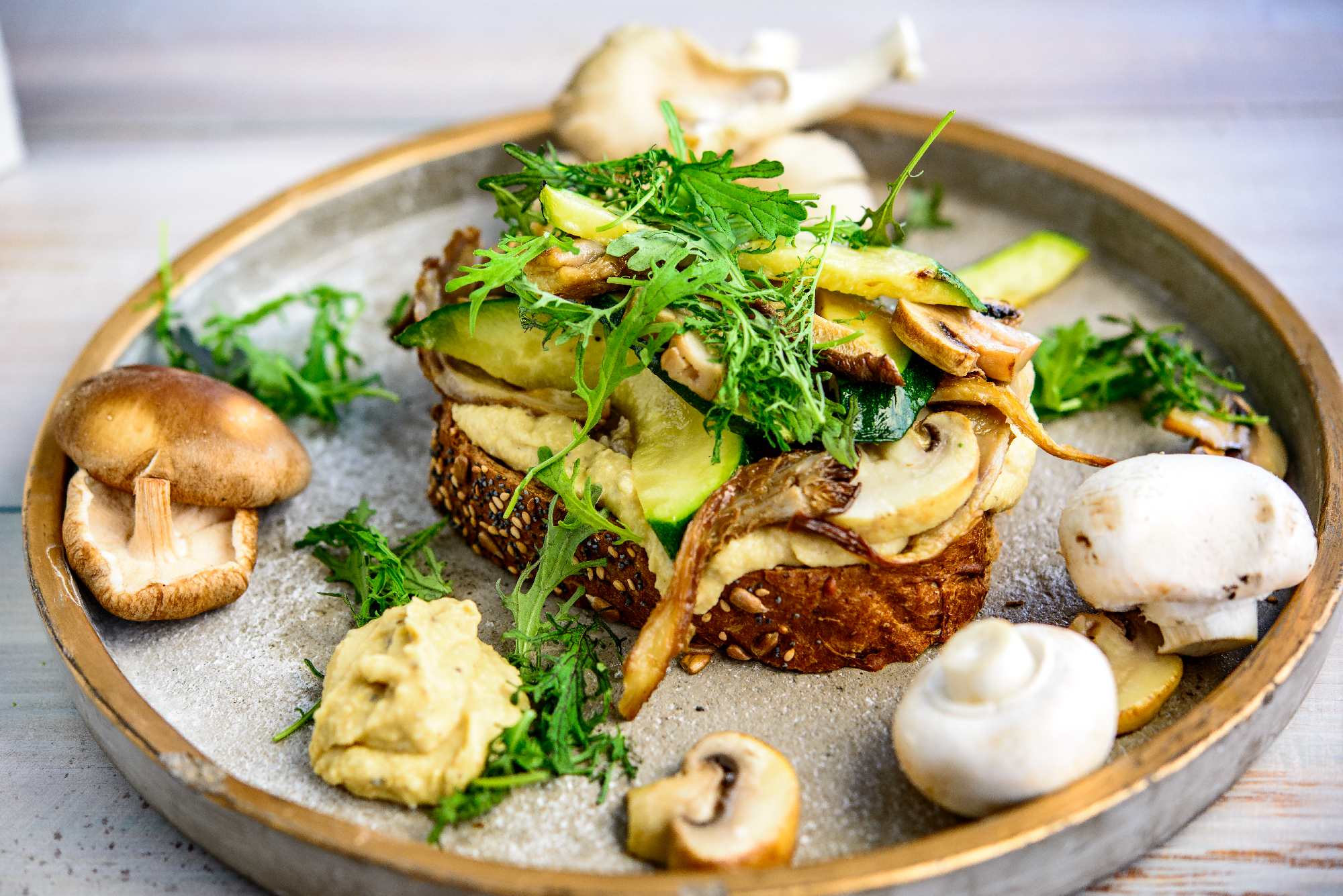 Vegetarische sandwich met paddestoelen en hummus van Hutten.