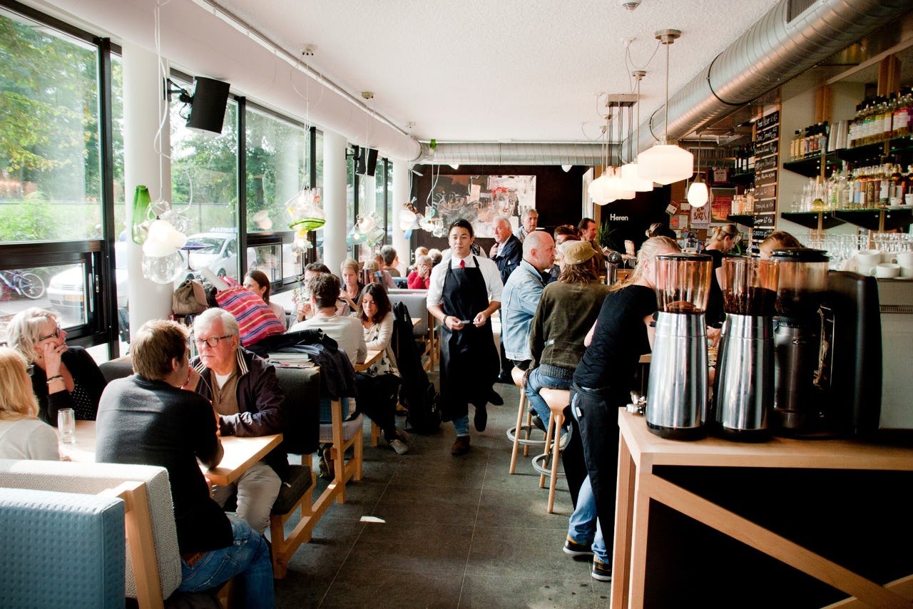 Café Caspar: flexwerkers in piekuren naar de bar zónder oordopjes
