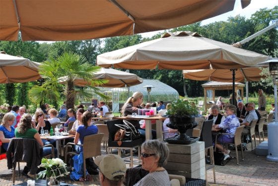 Terras Brasserie Staverden. horecamedewerkers
