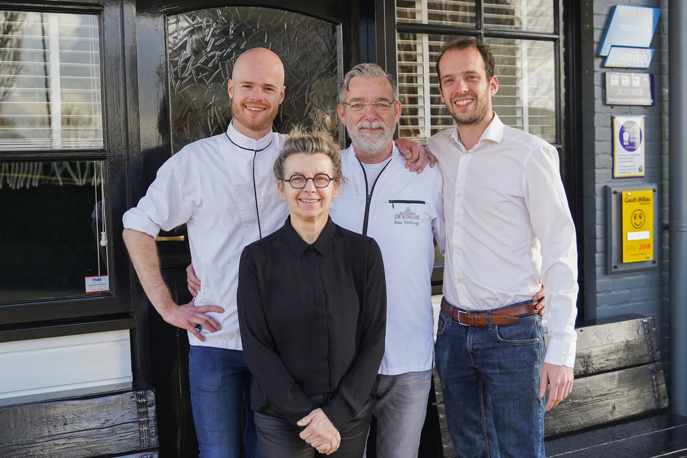 Ries en Lilian Verburgt dragen Bib Gourmand restaurant De Schans Montfoort over