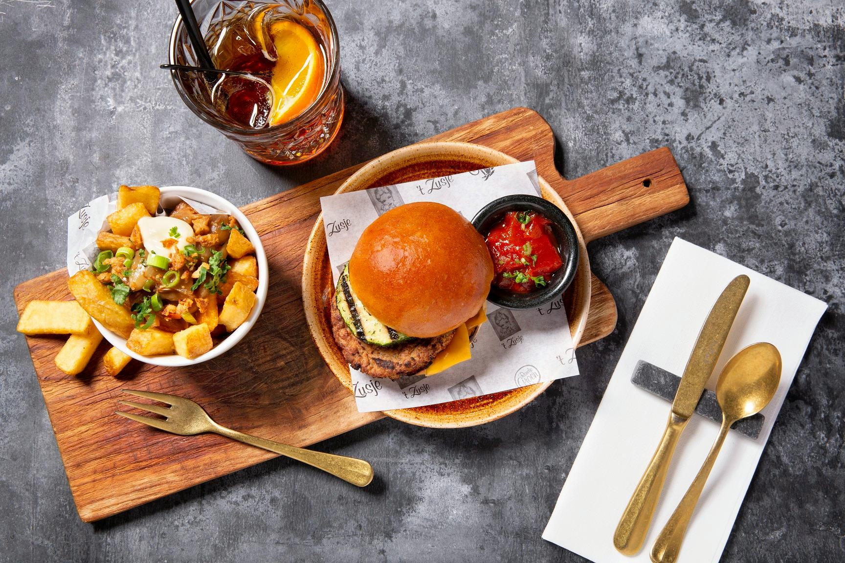 Frietje met vegetarisch stoofvlees (jackfruit) en een vega-burgertje.