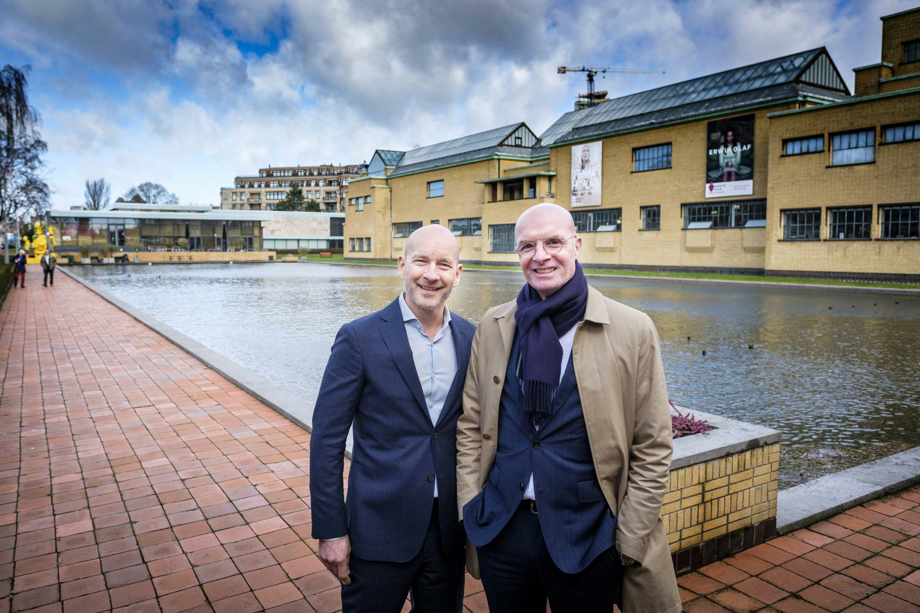 Louis Paardekooper (l)en Nico van der Minne voor het Kunstmuseum Den Haag. (Foto’s: Roel Dijkstra)