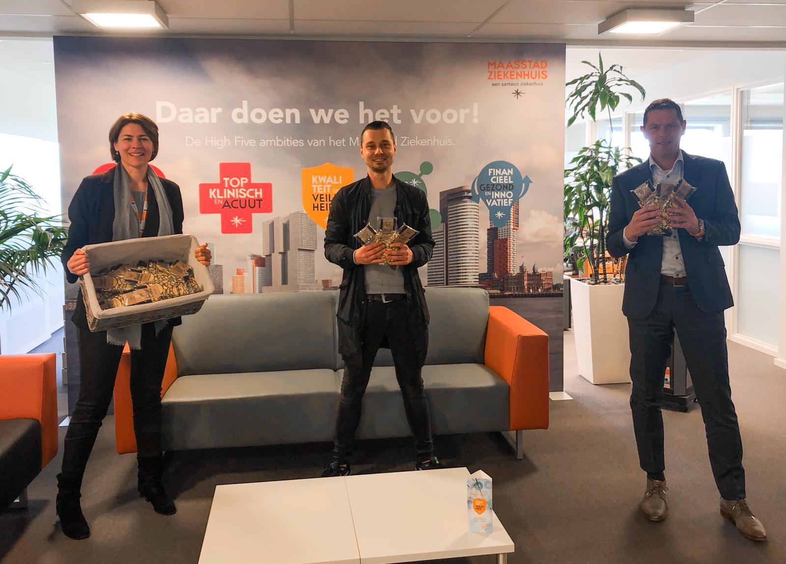 De Beren deelt heldensokken uit aan de échte helden