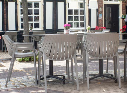 Op het terras van Gasterij de Oale Marckt in Wierden staan Spritz-stoelen van Kaja.