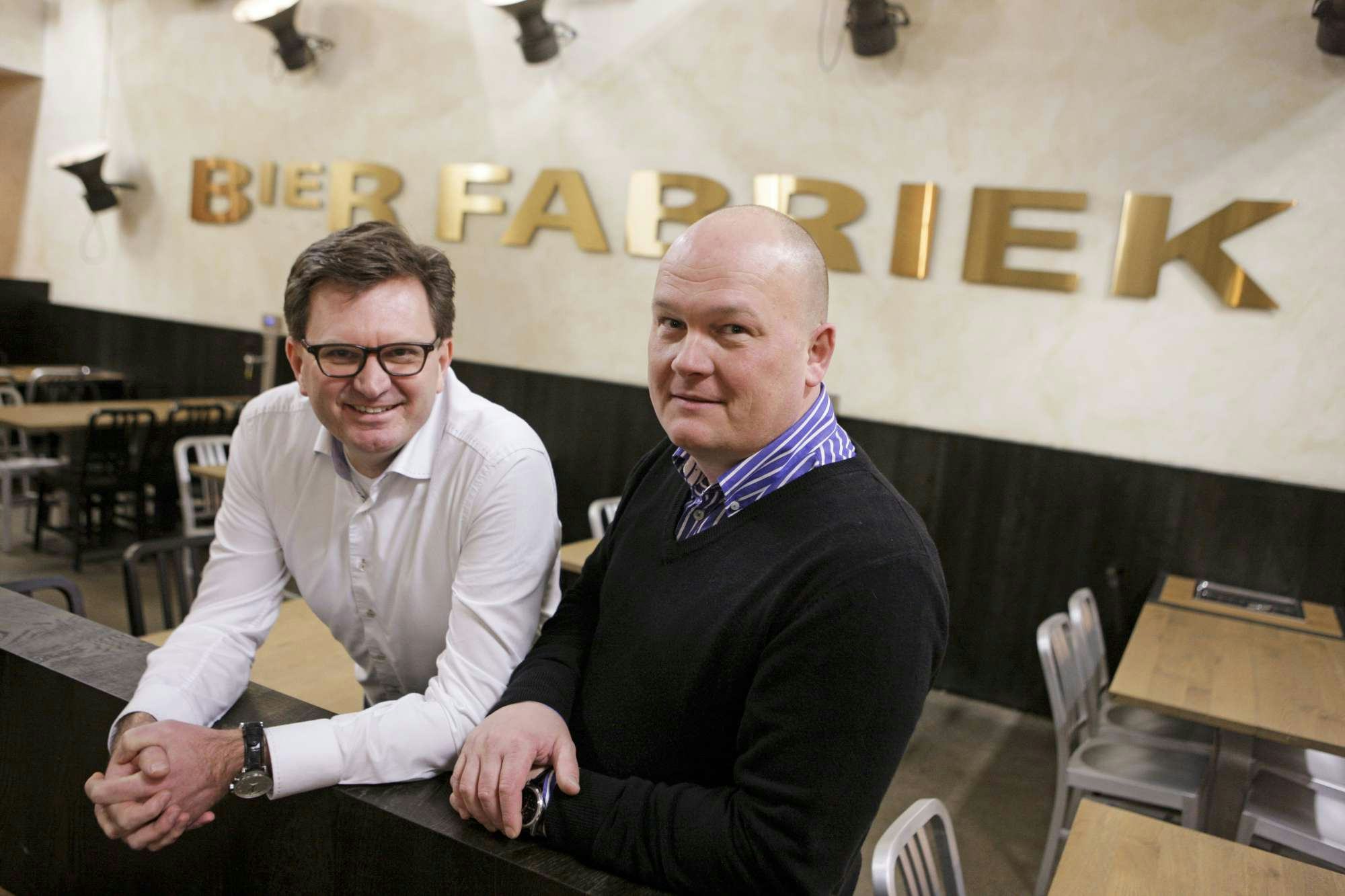 Harm van Deuren (l) met compagnon Ronald Bolhuis van De Bierfabriek.