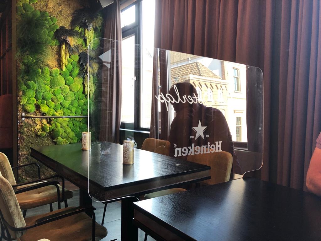 Designer ontwerpt schotten als afscheidingswand voor in horeca