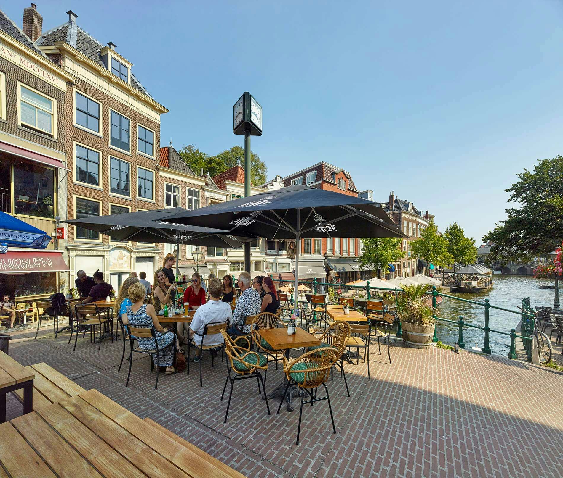 Café Van Enegelen in Leiden met de rotanstoel Twine.