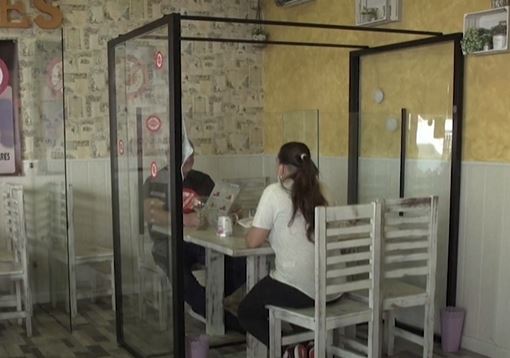 Uit eten in Spaanse horeca kan straks wellicht in glazen hokjes