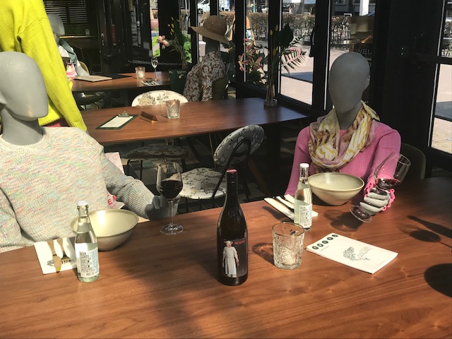 LadyPapa richt restaurant in met etalagepoppen