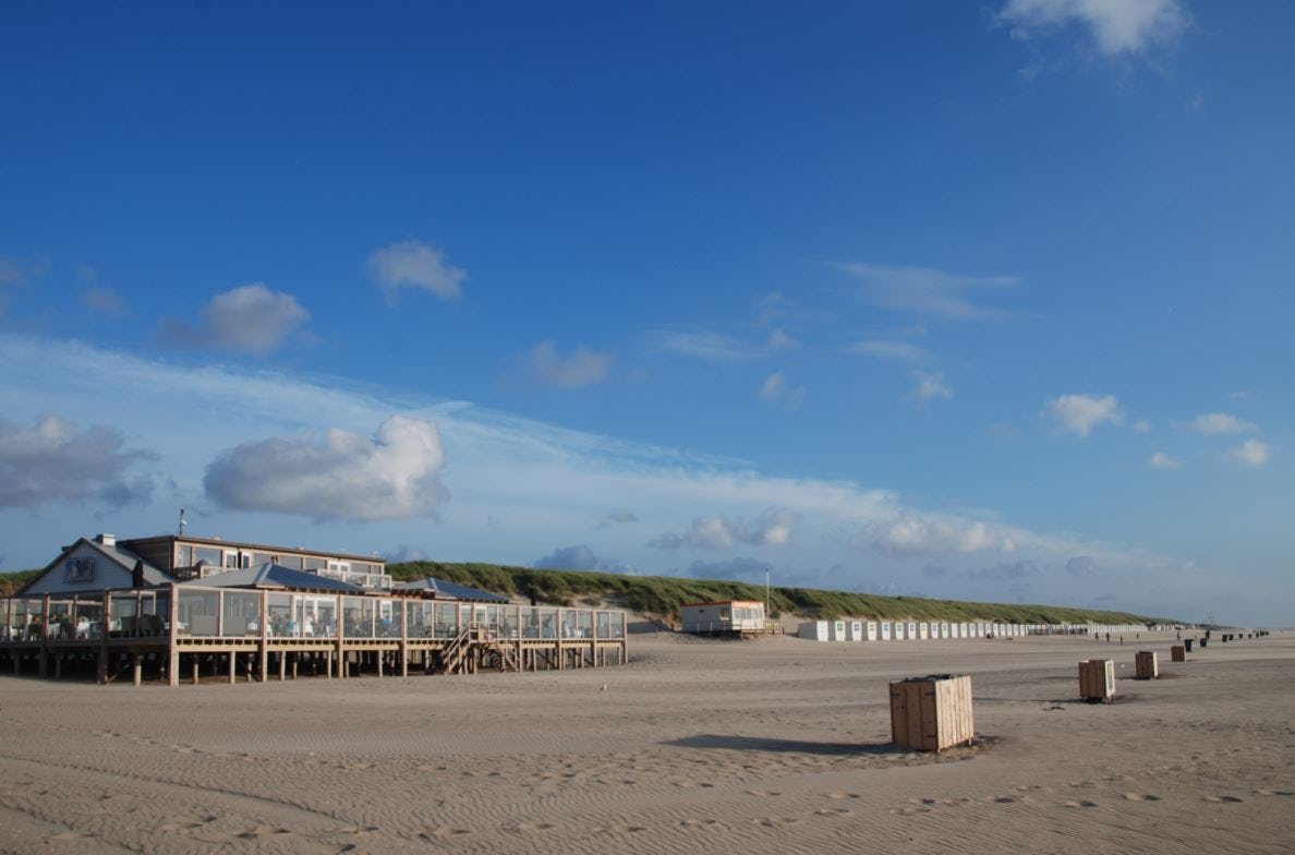 Strandtenten blij met mooi weer, maar bezorgd over personeelstekort