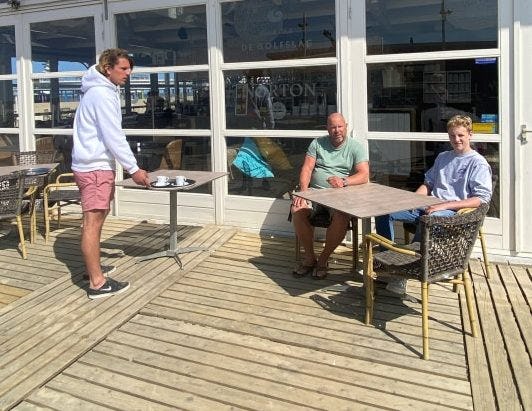 Bij strandpaviljoen De Golfslag in Scheveningen zijn ze klaar voor de 1,5 meter economie © PR