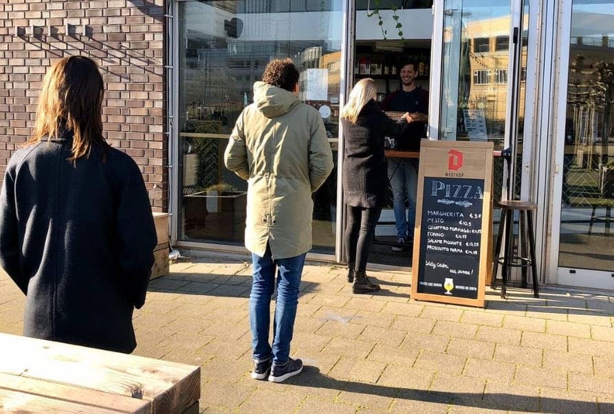 Nu met veel afstand pizza's afhalen, straks een gezellige borrel voor zorgpersoneel bij Westkop Rotterdam.
