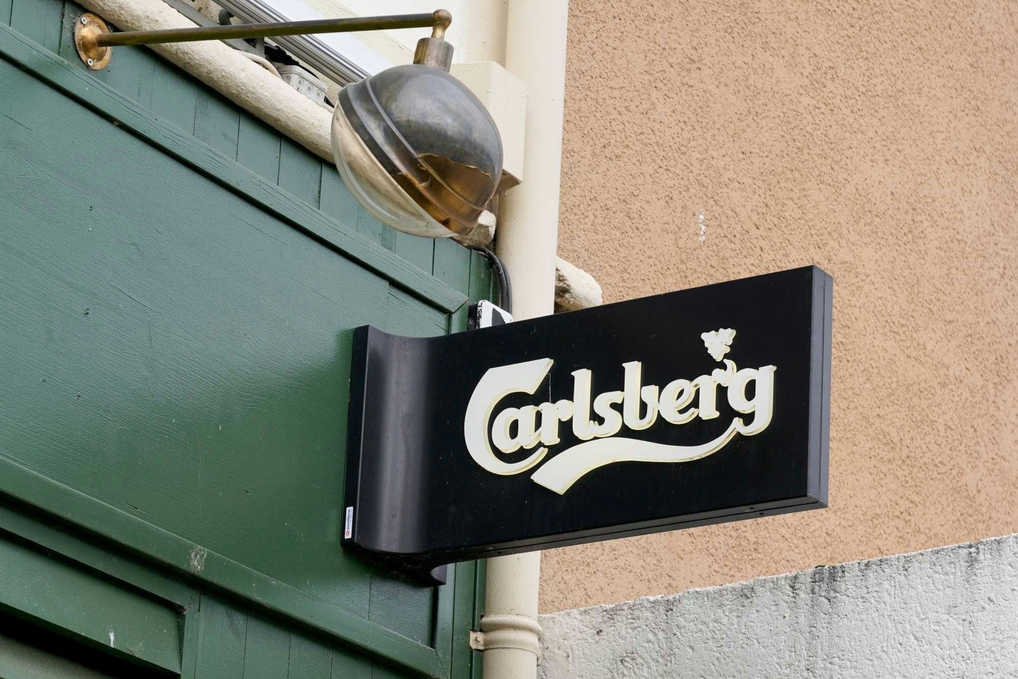 Carlsberg ziet eerste verkoopdaling in twee jaar vanwege corona