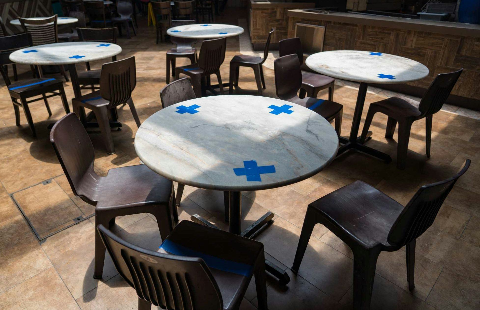 Grapperhaus: horecaondernemer is verantwoordelijk voor 1,5 meter