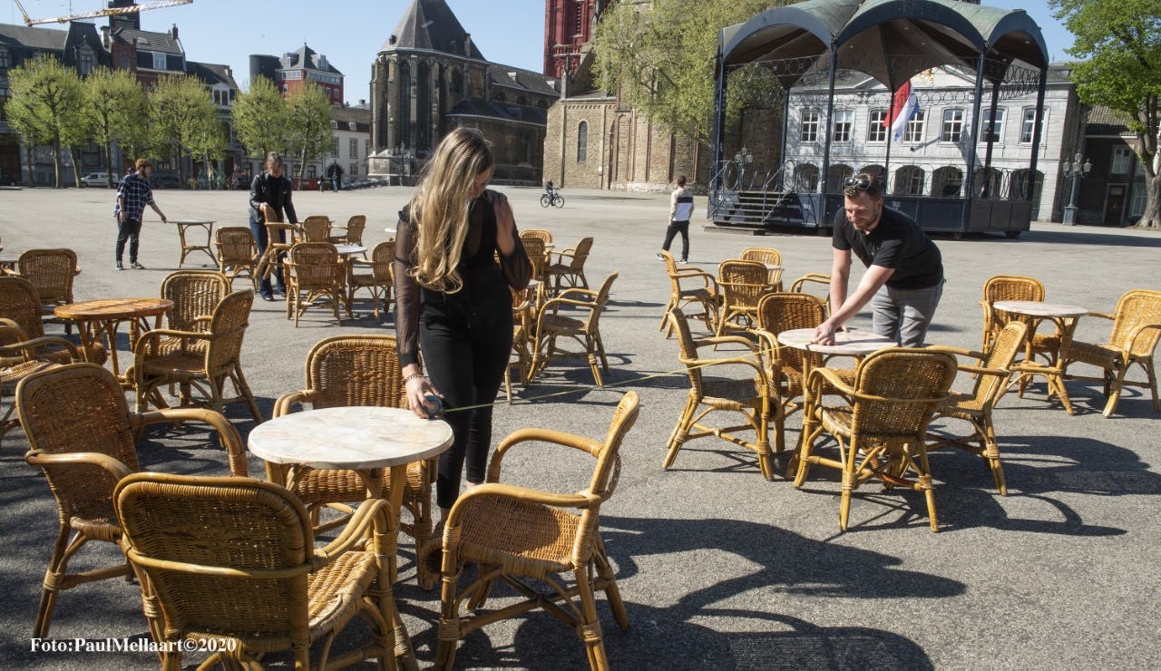 1,5 meter afstand op het terras op het Vrijthof