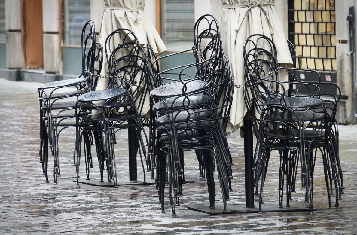 De terrasstoelen hoeven niet langer meer opgestapeld te staan