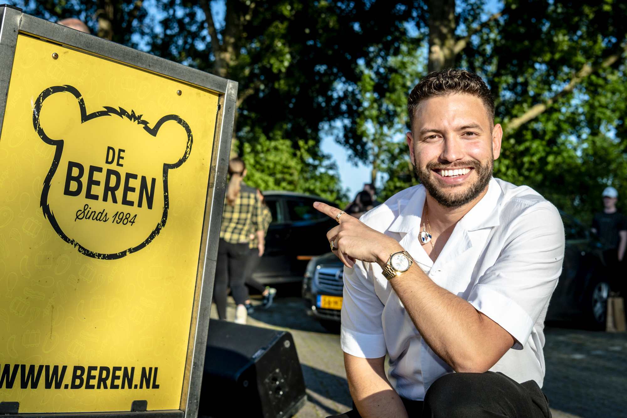 Zanger Rolf Sanchez opent De Beren drive-thru