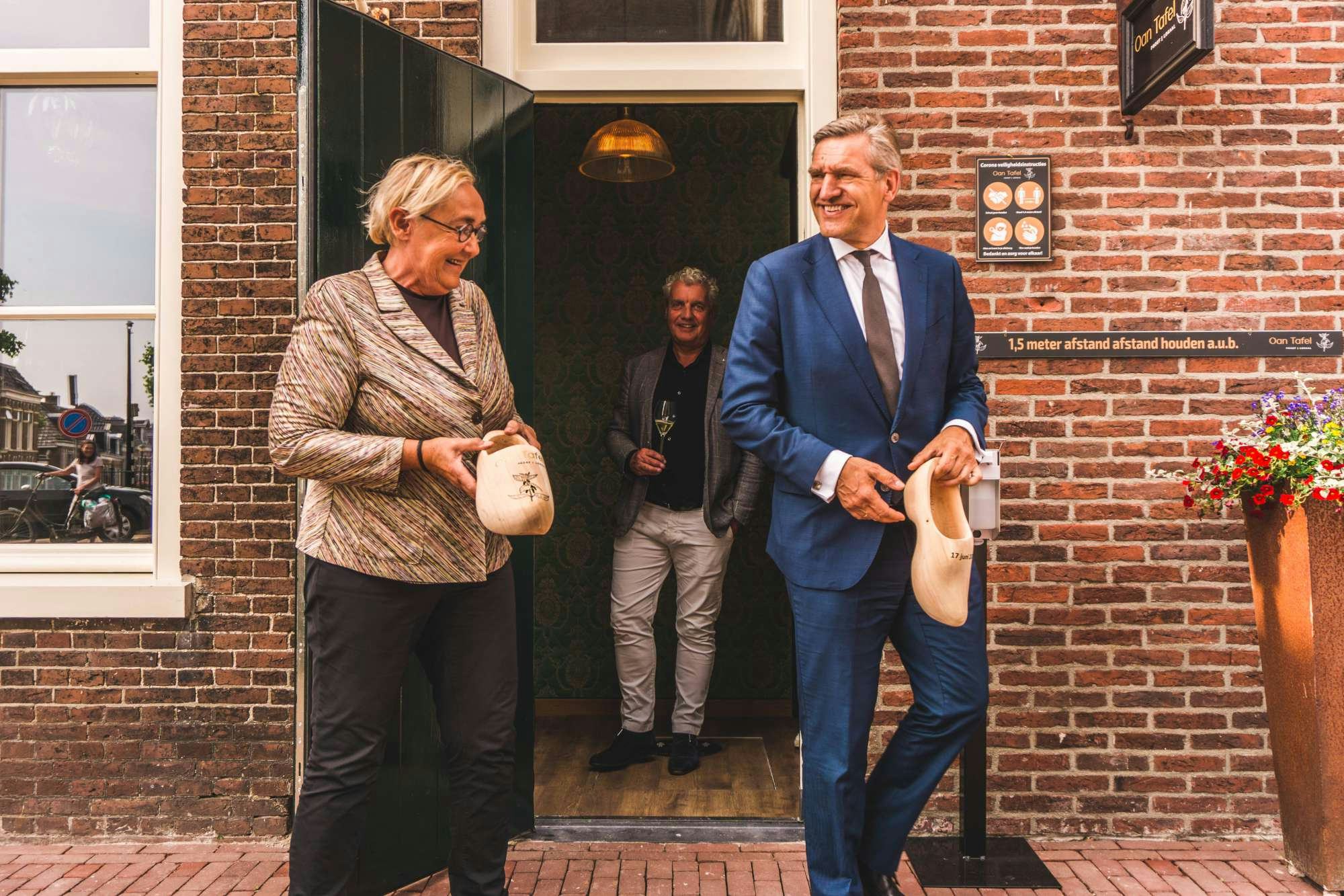 Burgemeester Buma opent restaurant Oan Tafel van Geert-Jan Vaartjes