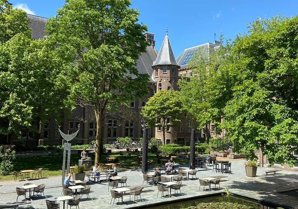 Twee keer zo groot terras in binnentuin De Tropen