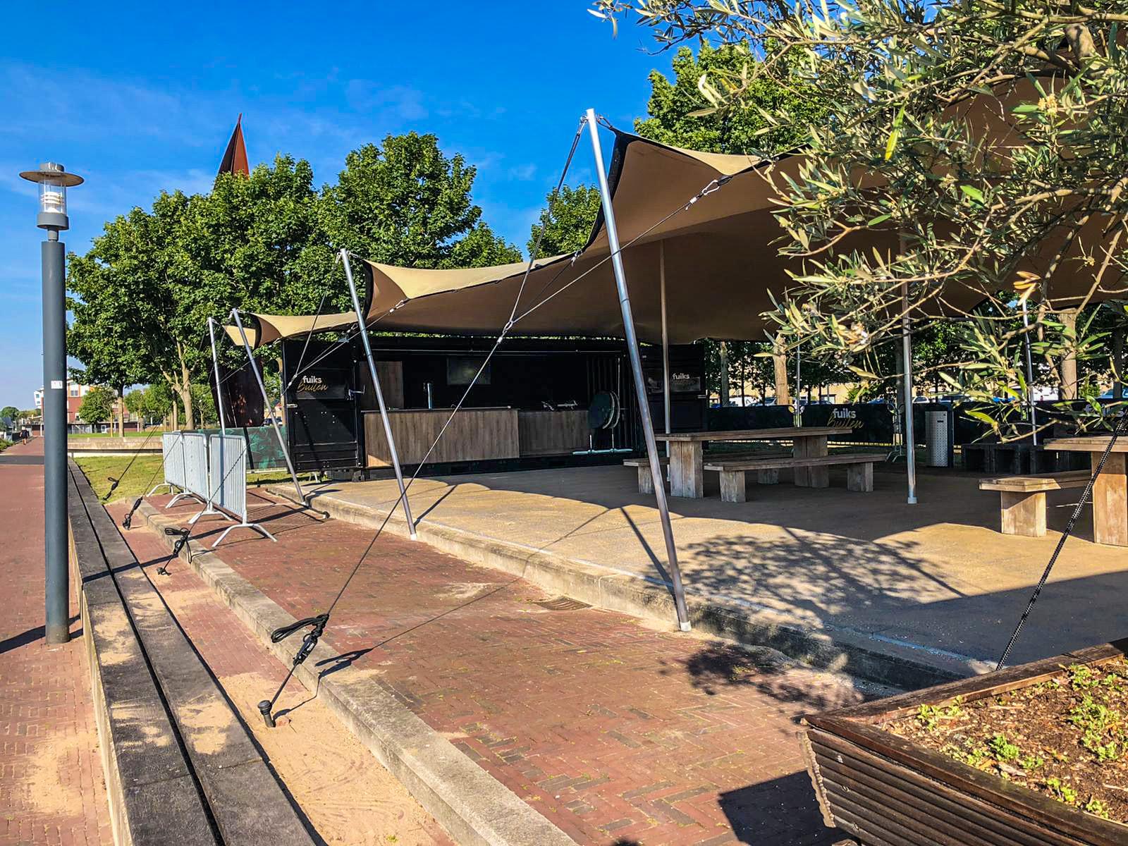 Restaurant Fuiks opent pop-up terras met zeecontainer-bar aan de IJssel