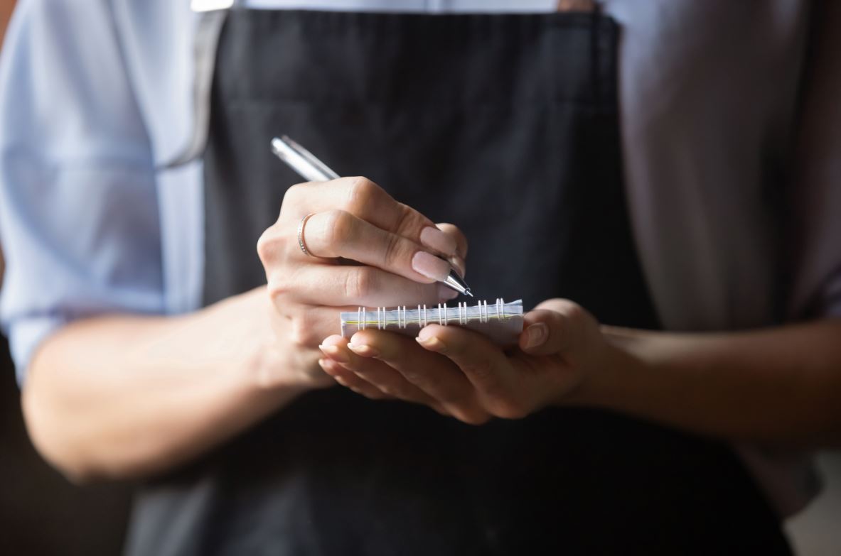 KHN: naam van gast doorgeven aan GGD mag geen eis zijn