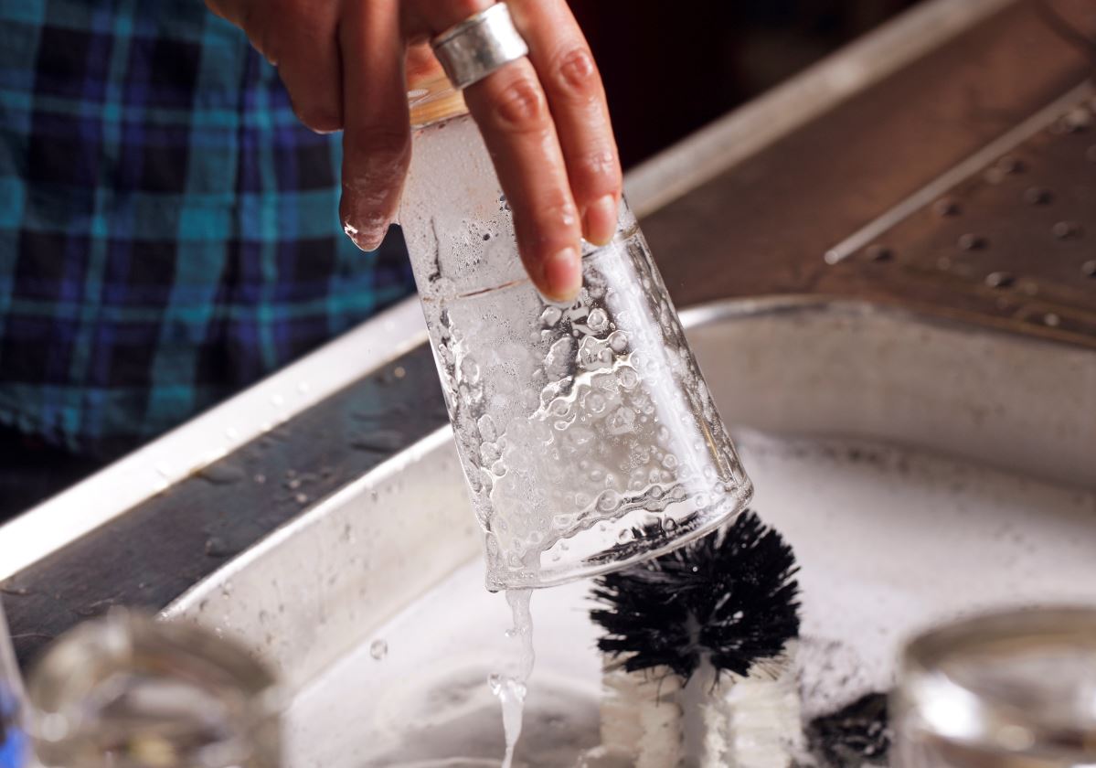 Is glazen spoelen in een spoelbak veilig en hygiënisch?