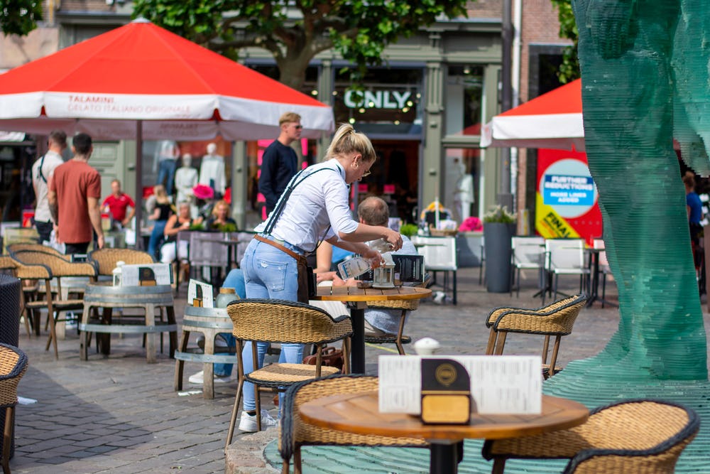 Een terras in Zwolle waar stoelen op voldoende afstand staan.