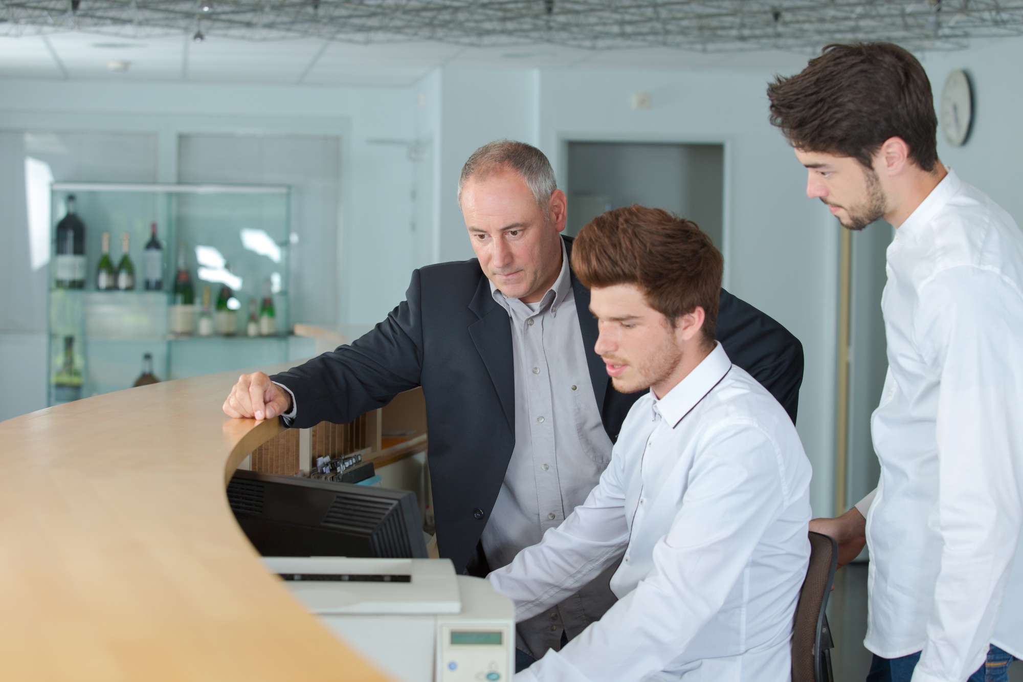 KHN en hoge hotelscholen helpen horecaondernemers in coronacrisis