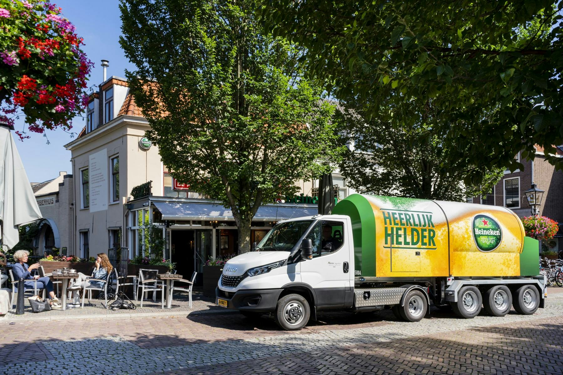 Heineken gaat cafés met mini tankwagen lichter, stiller en schoner bevoorraden