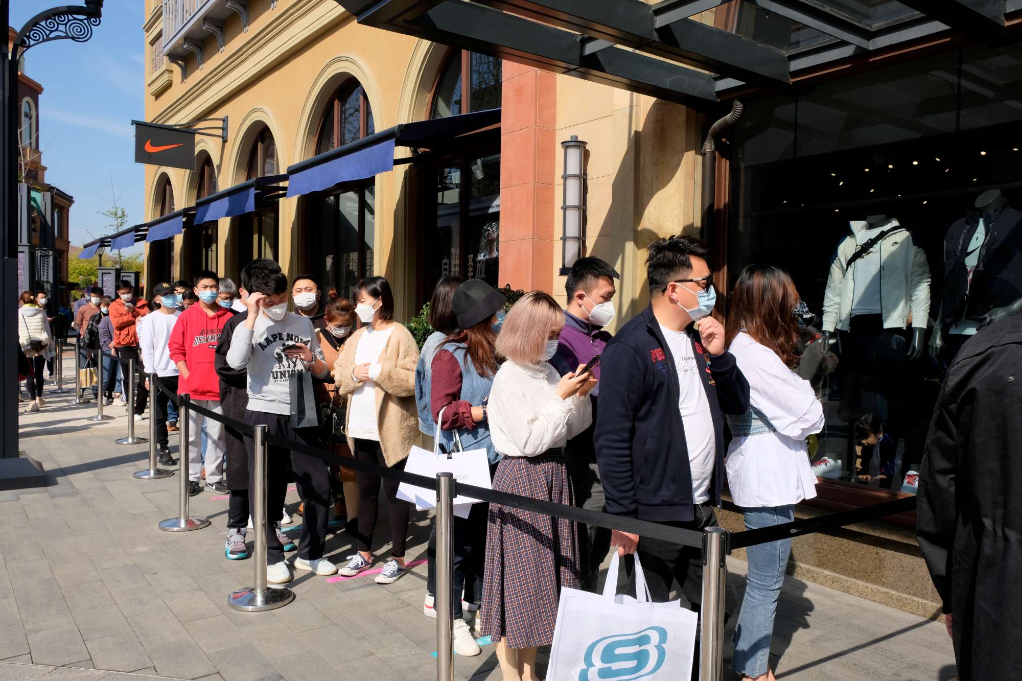 Mondkapjesplicht in drukke delen Amsterdam en Rotterdam