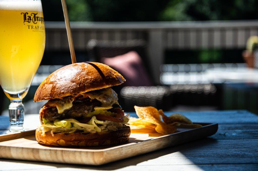 LEV Burger | brioche bun | rode wijn met spek en ui | cheddar | koolsla