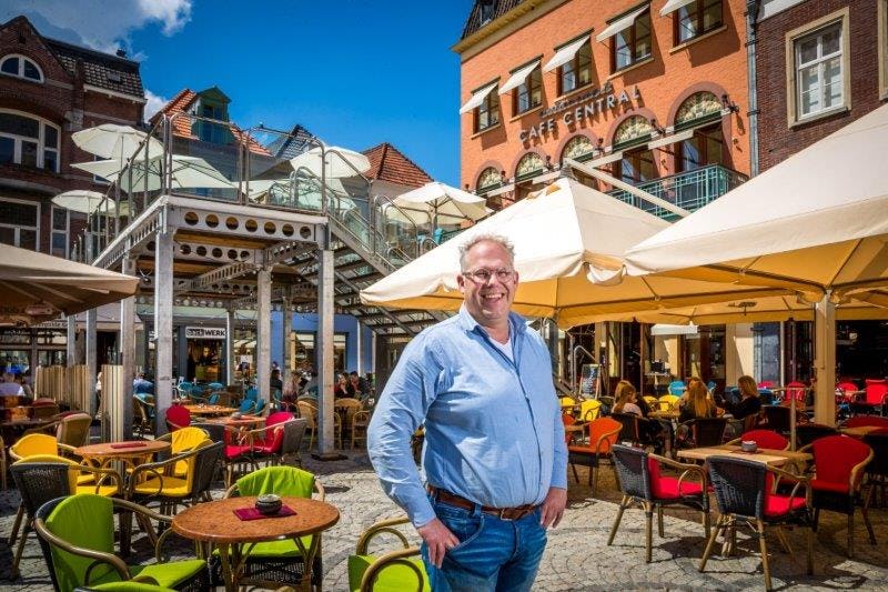 Arno Hendericks van Cafe Restaurant Central in Venlo liet een extra terras bouwen op een platform. (c) Marcel van Hoorn