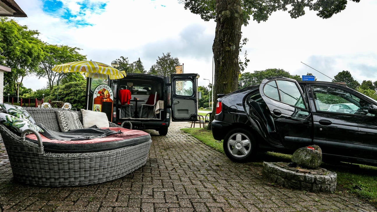Ludieke actie: 'Wel met meerdere huishoudens in een auto op het terras'