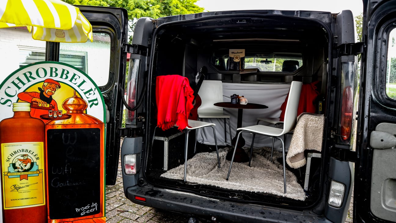 Horecaondernemer moet sloopauto's van terras verwijderen