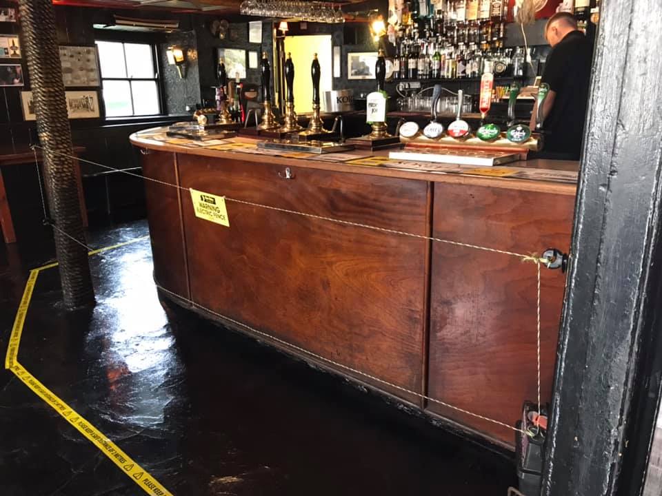 Café spant schrikdraad om gasten op afstand te houden