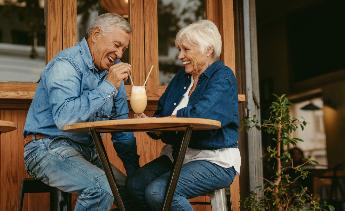 Ouderen passen vakantieplannen aan om coronacrisis