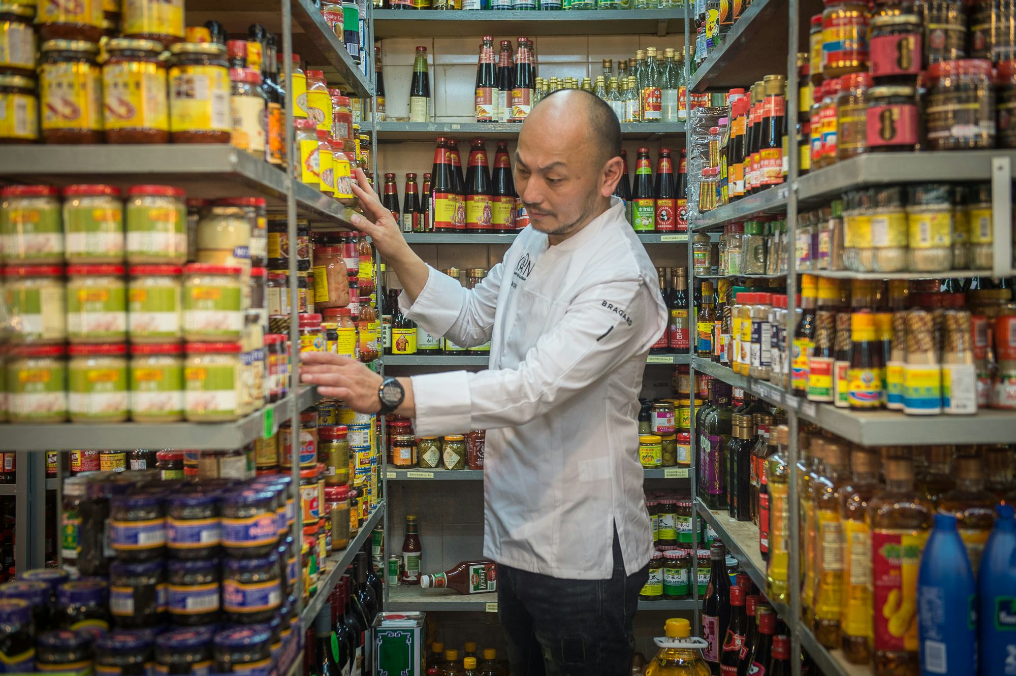 Tim Kan neemt deelnemers van zijn workshops mee naar de Chinese supermarkt in Rotterdam om met de boodschappen gerechten te bereiden. Fotocredits: Aldwin van Krimpen en Jeff Leung.