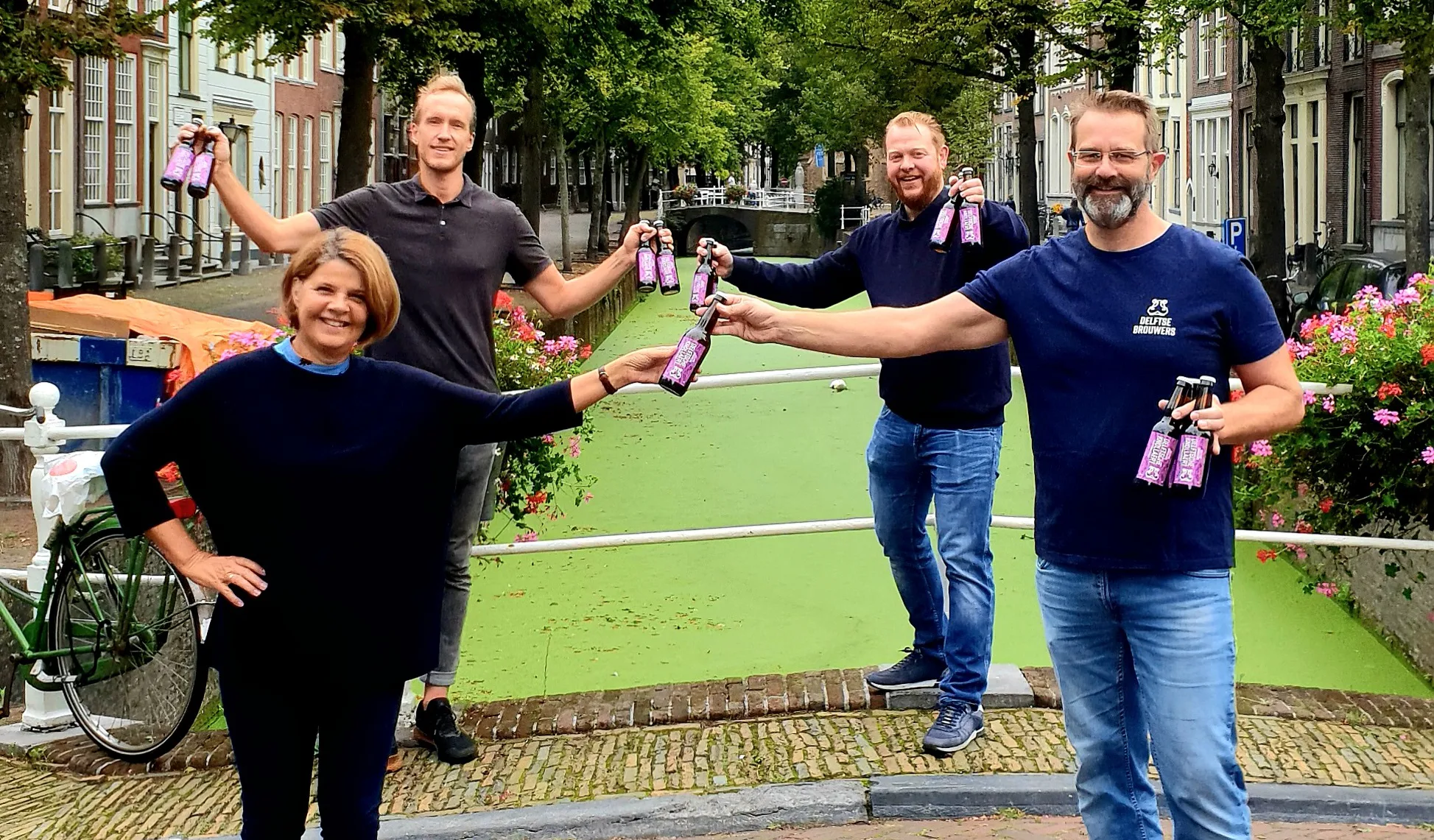 Burgemeester Marja van Bijsterveld nam donderdagochtend 27 augustus het eerste flesje in ontvangst.