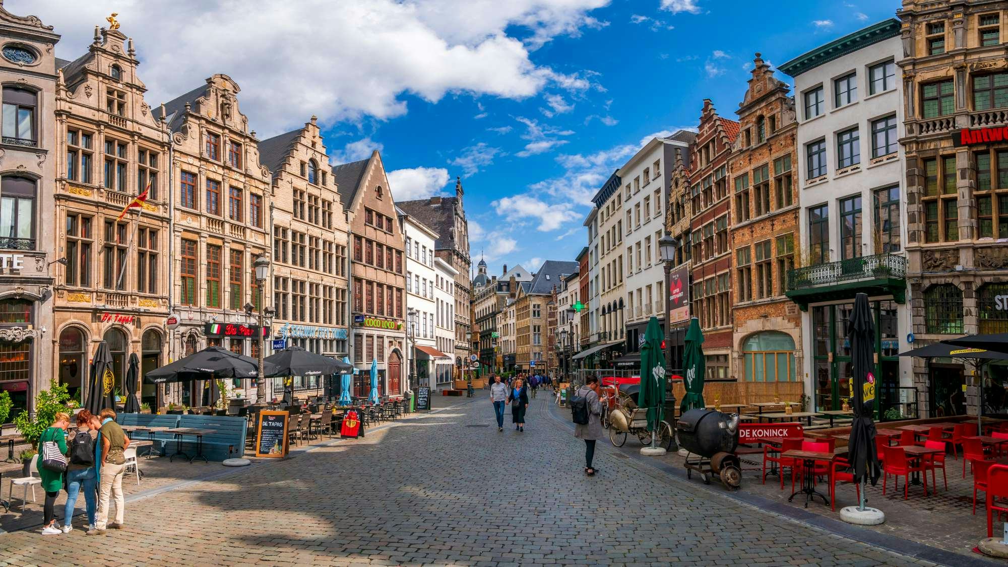 Antwerpen verdient fors aan Nederlanders: 'Ons café draait 300 procent meer'