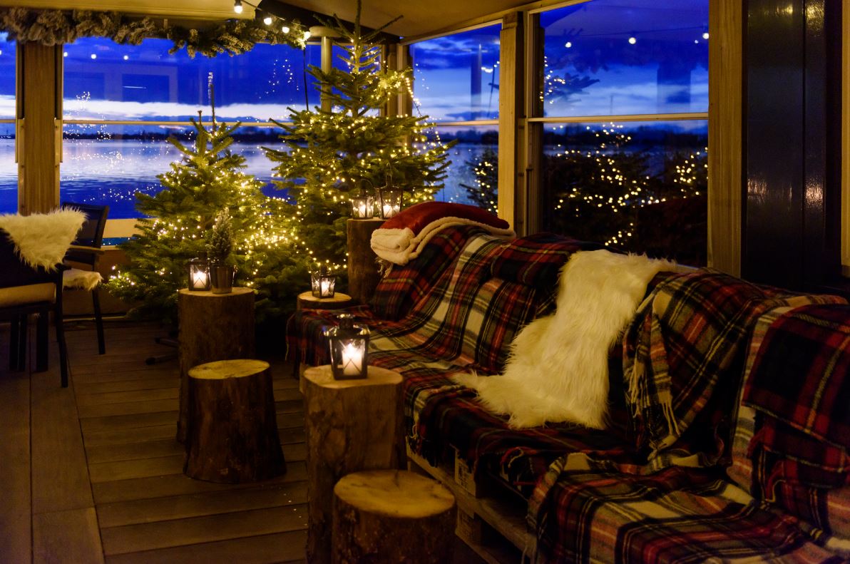 Het terras van On The Rock in de wintermaanden