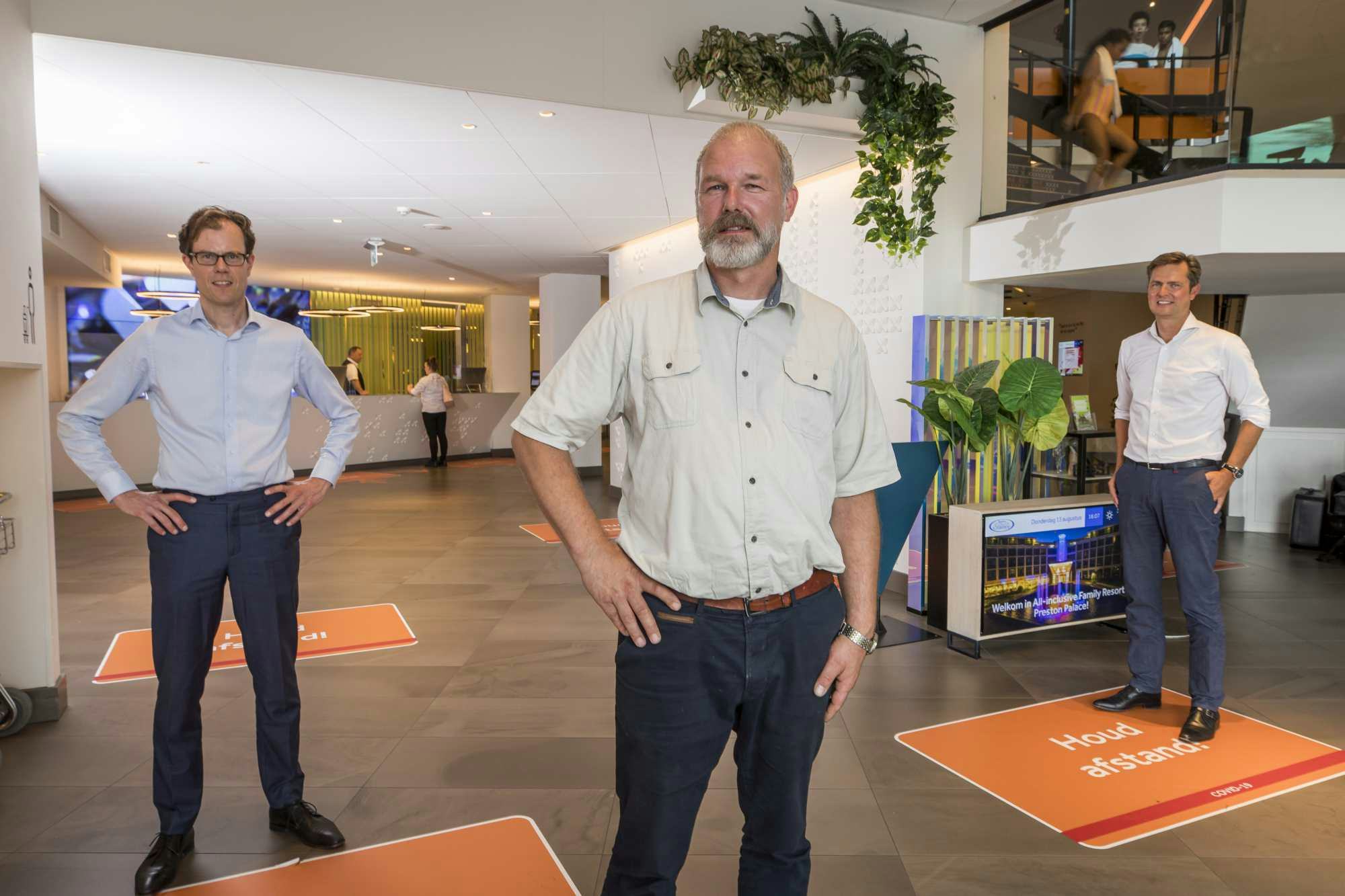 Carlo Slag in het midden met links van hem Sjuk Akkerman, Sector Banker Leisure van ING