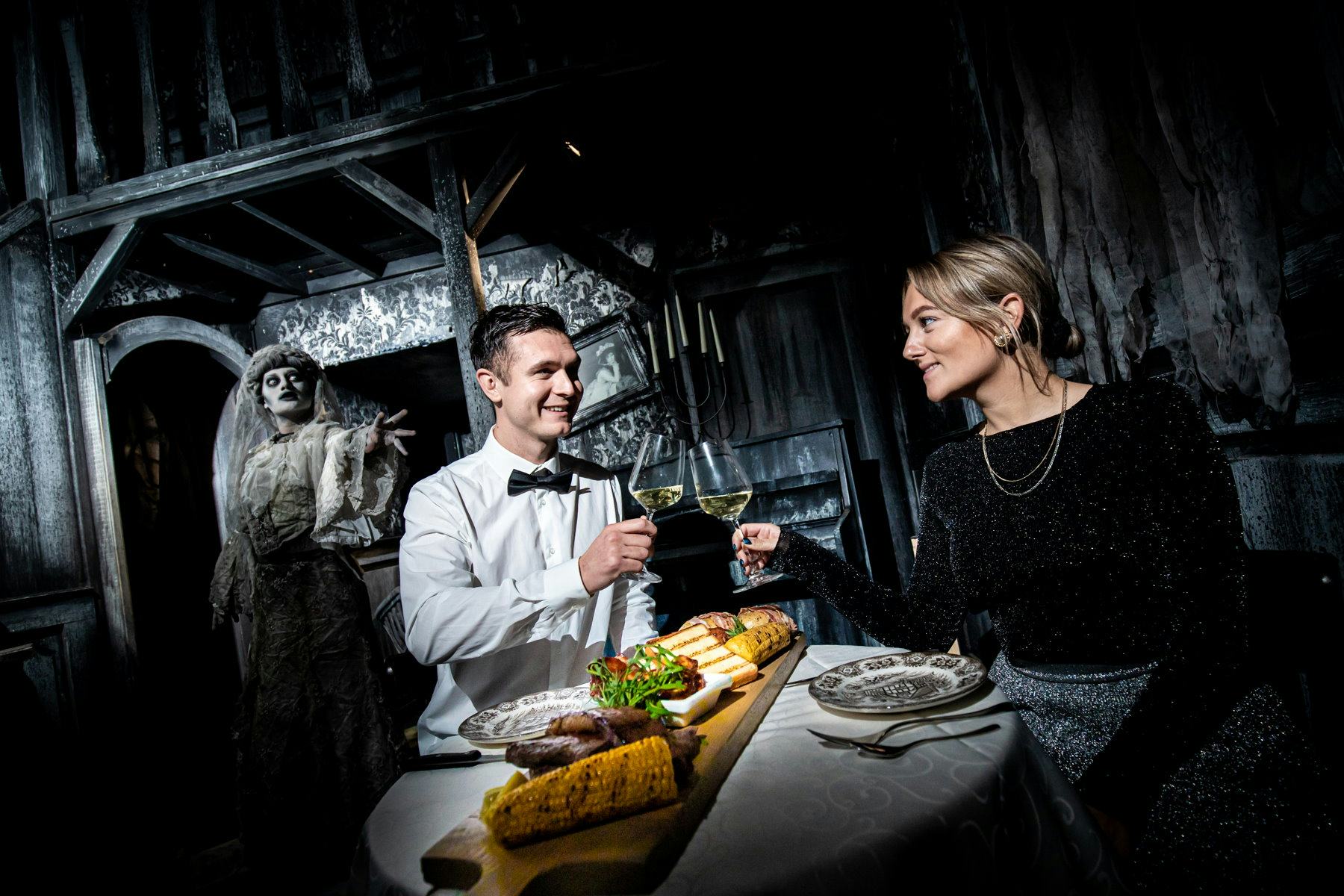 Dineren in spookhuis tijdens Halloween Fright Night