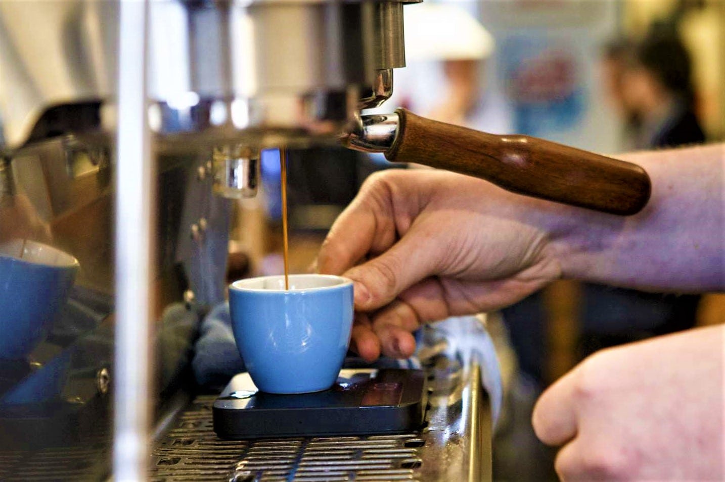 Smaakbeleving: koffie in dikwandige blauwe kop zoeter dan in dun wit kopje
