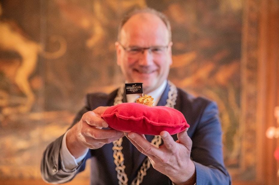 Burgemeester van Apeldoorn presenteert de zoete bitterbal van De Dessertclub